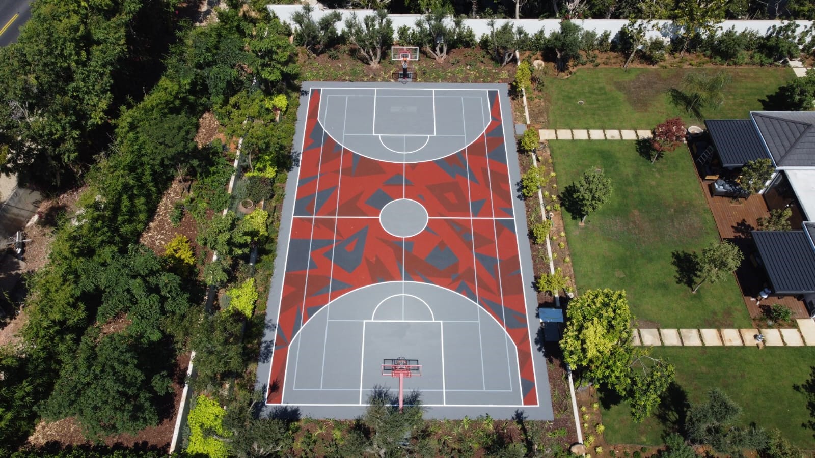 מגרש כדורסל בבית פרטי