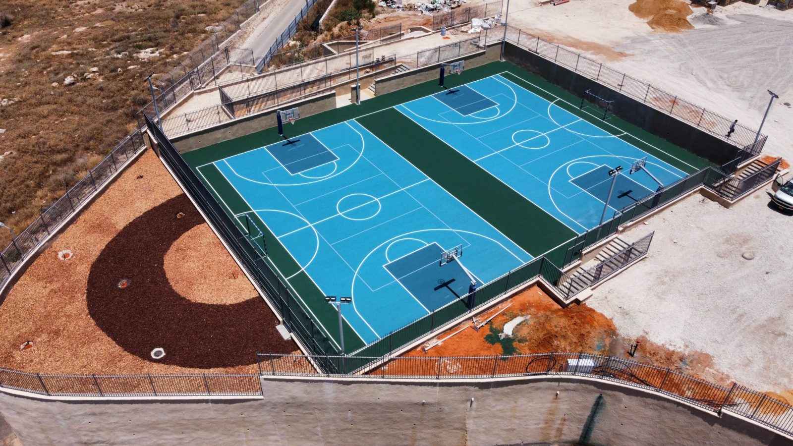 מגרש כדורסל בבית ספר