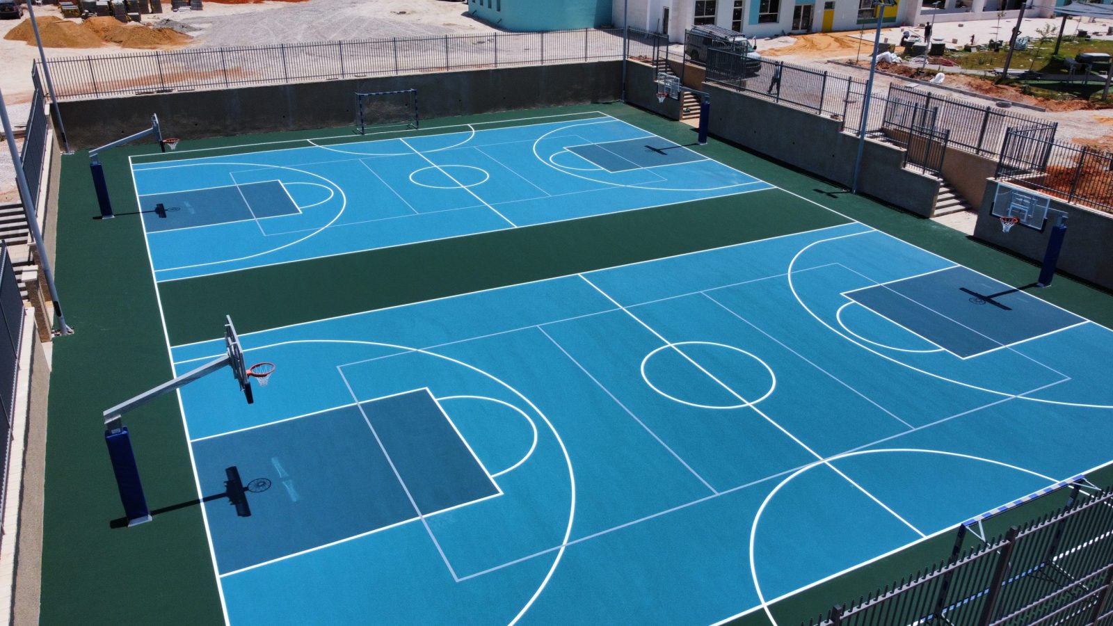 מגרש כדורסל בבית ספר