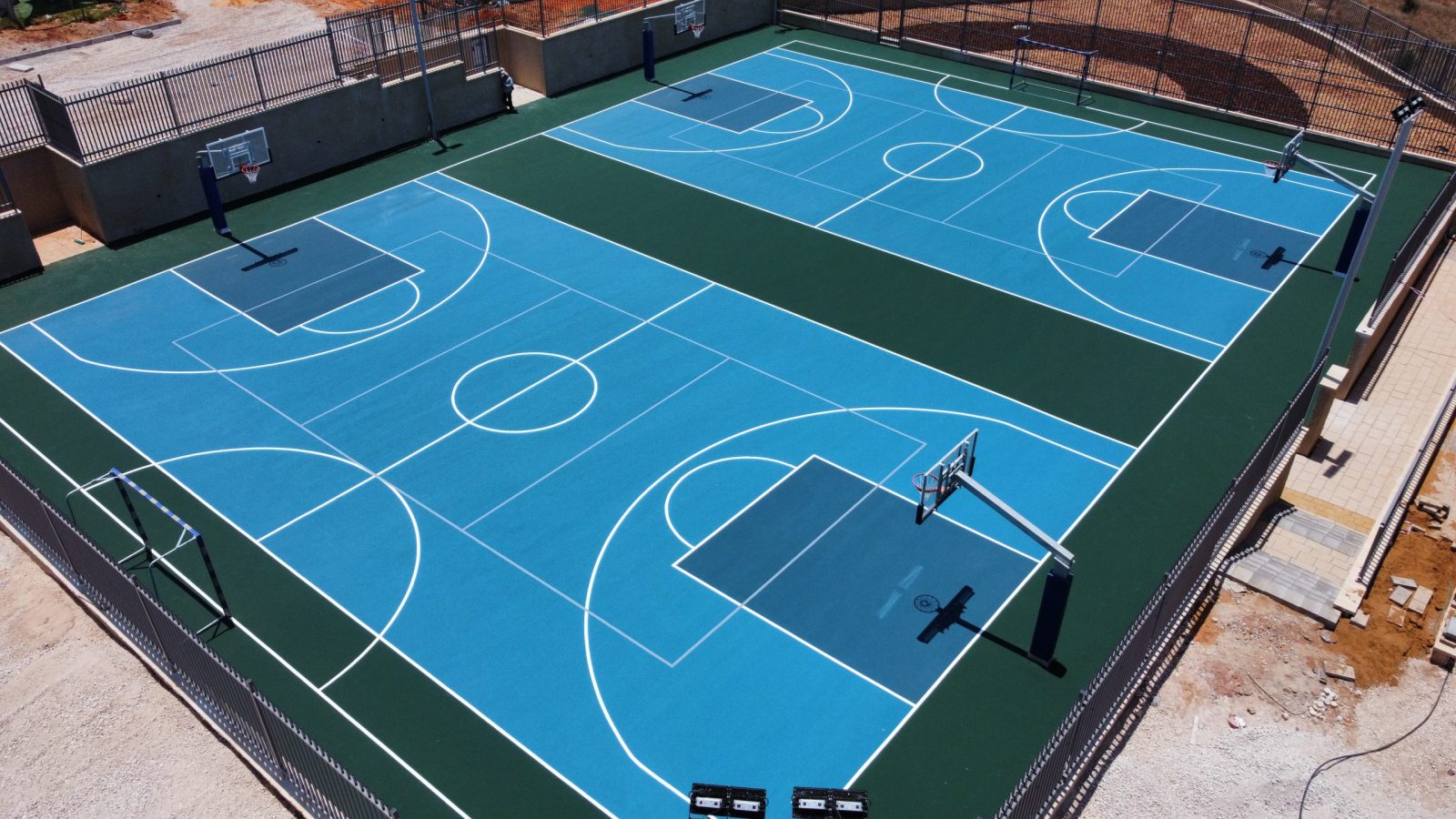 מגרש כדורסל בבית ספר