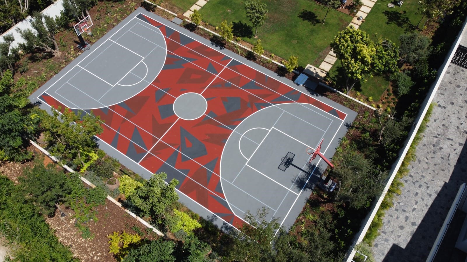 מגרש כדורסל בבית פרטי