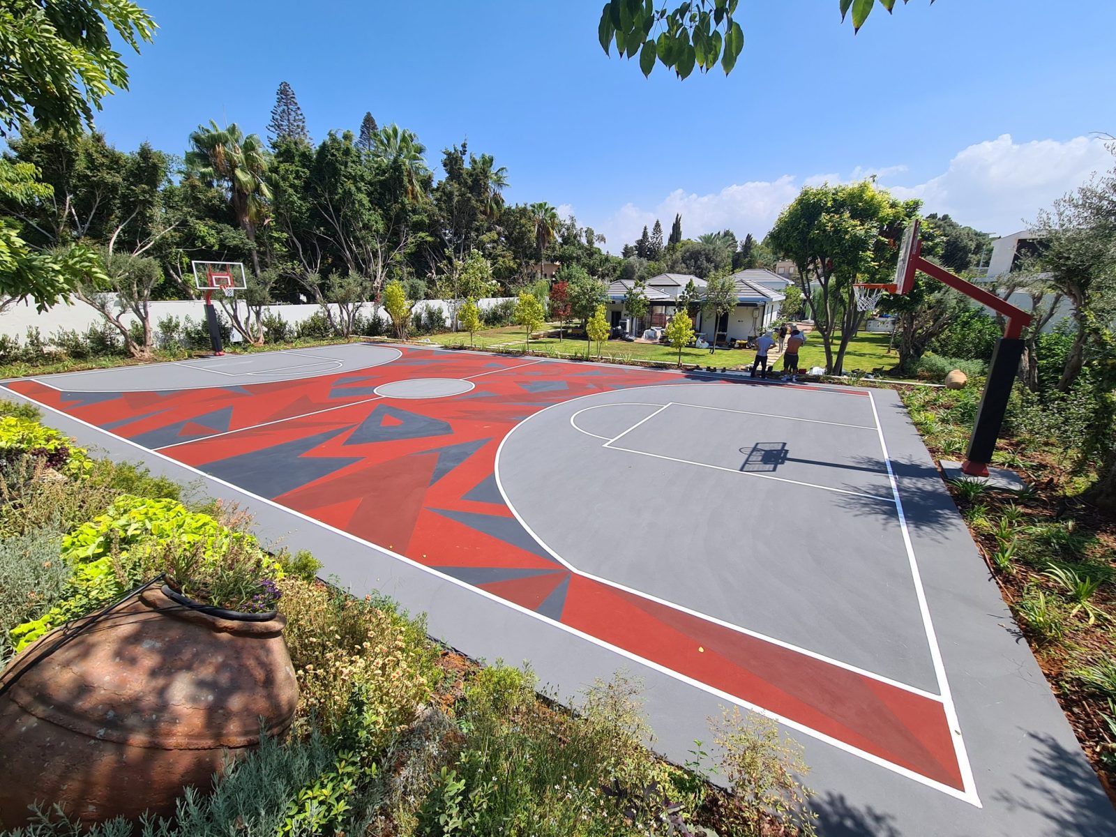 מגרש כדורסל בבית פרטי