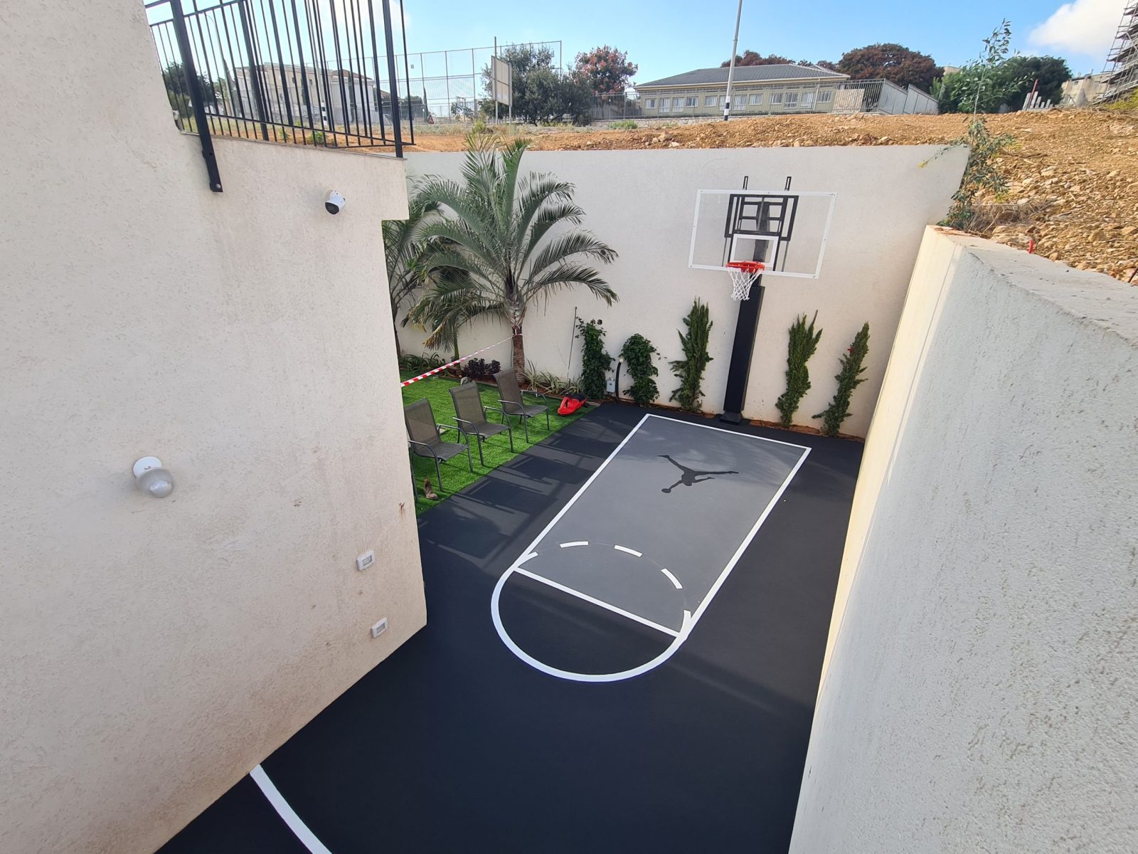 מגרש כדורסל בחצר של מוטי