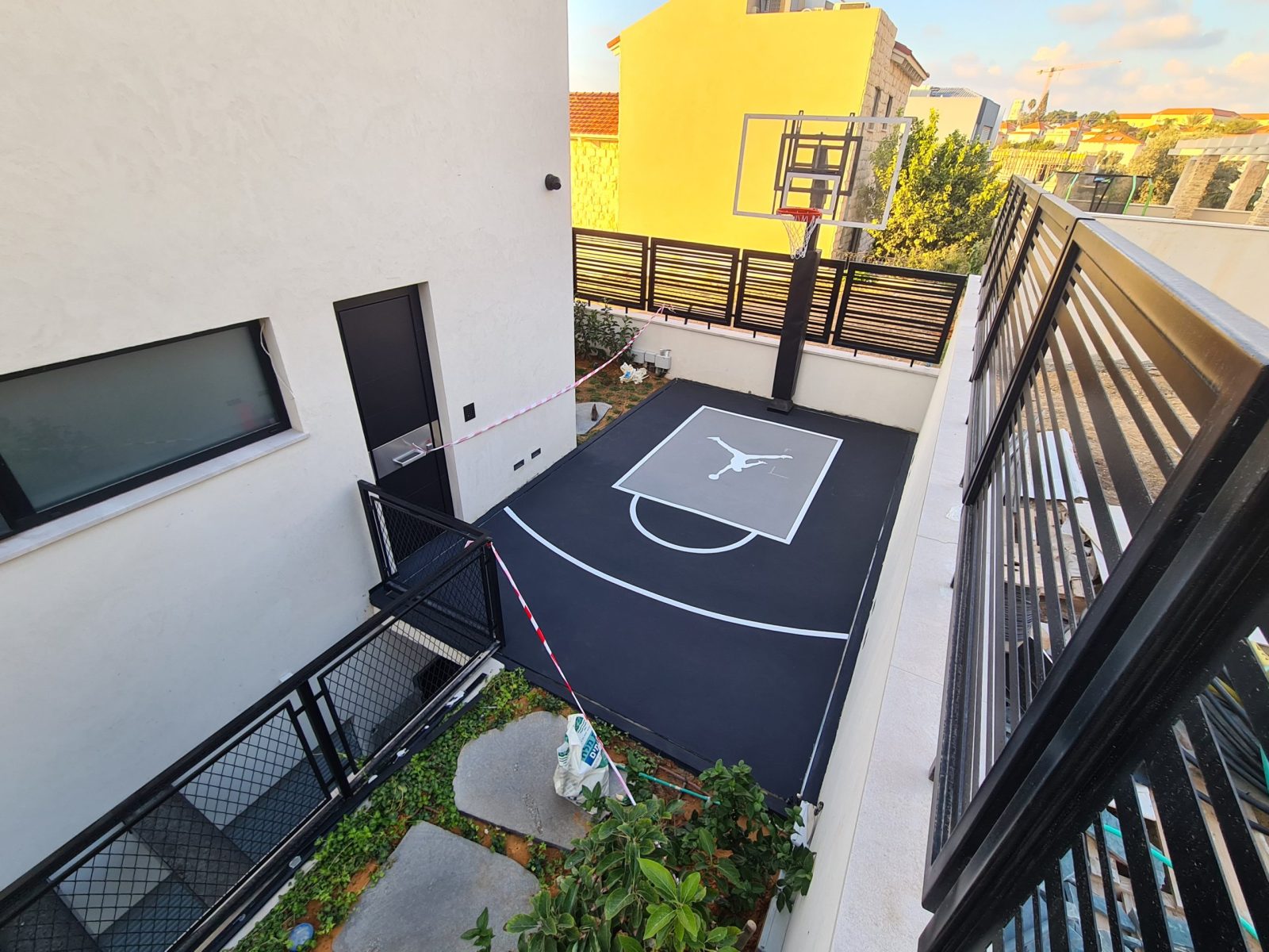 מגרש כדורסל בחצר של מוטי