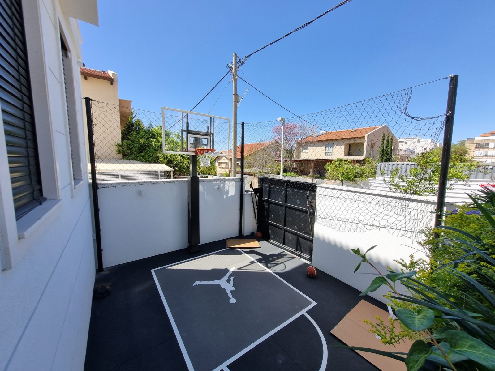 מגרש כדורסל בחצר של מוטי