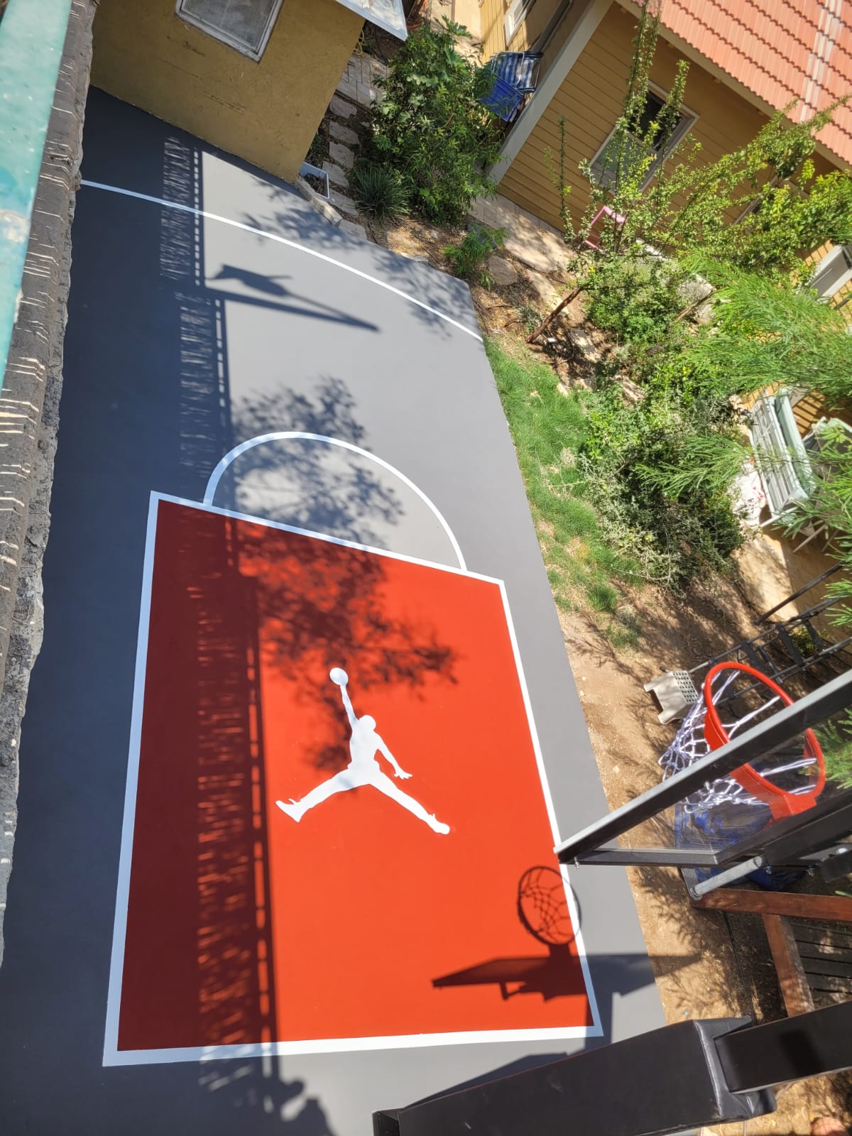 מגרש כדורסל בבית פרטי בהרצליה