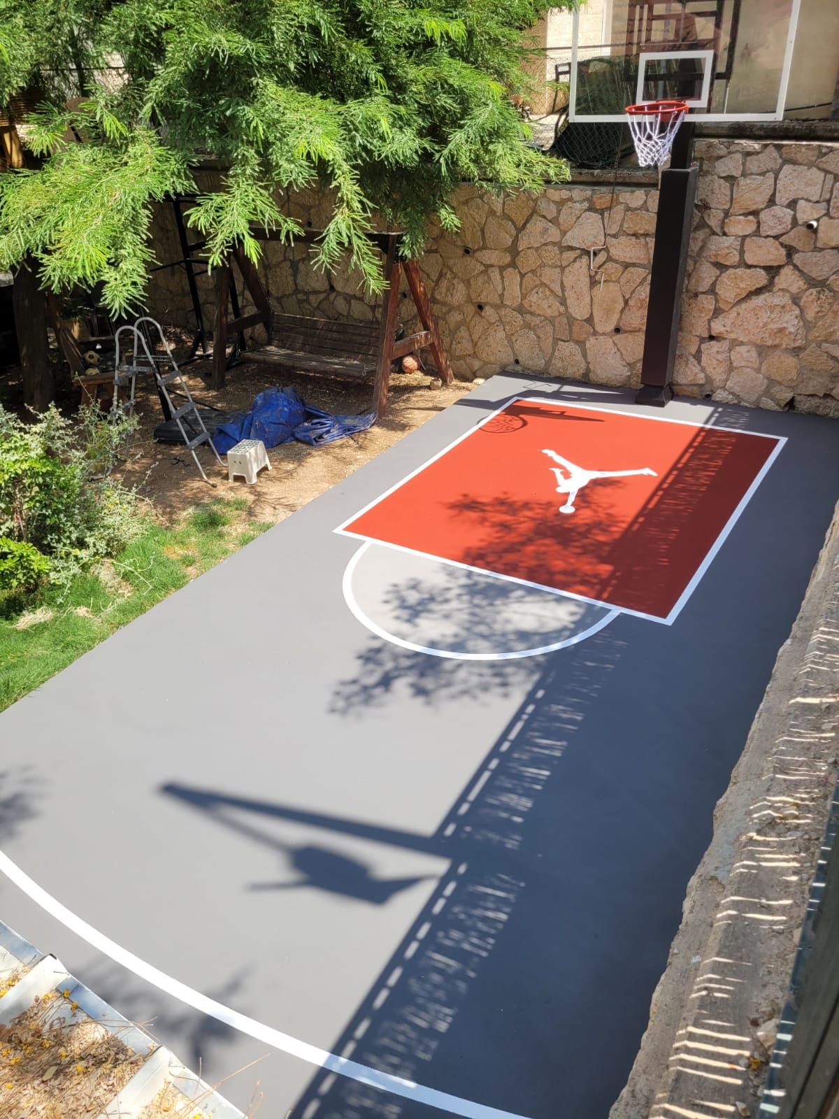 מגרש כדורסל בבית פרטי בהרצליה