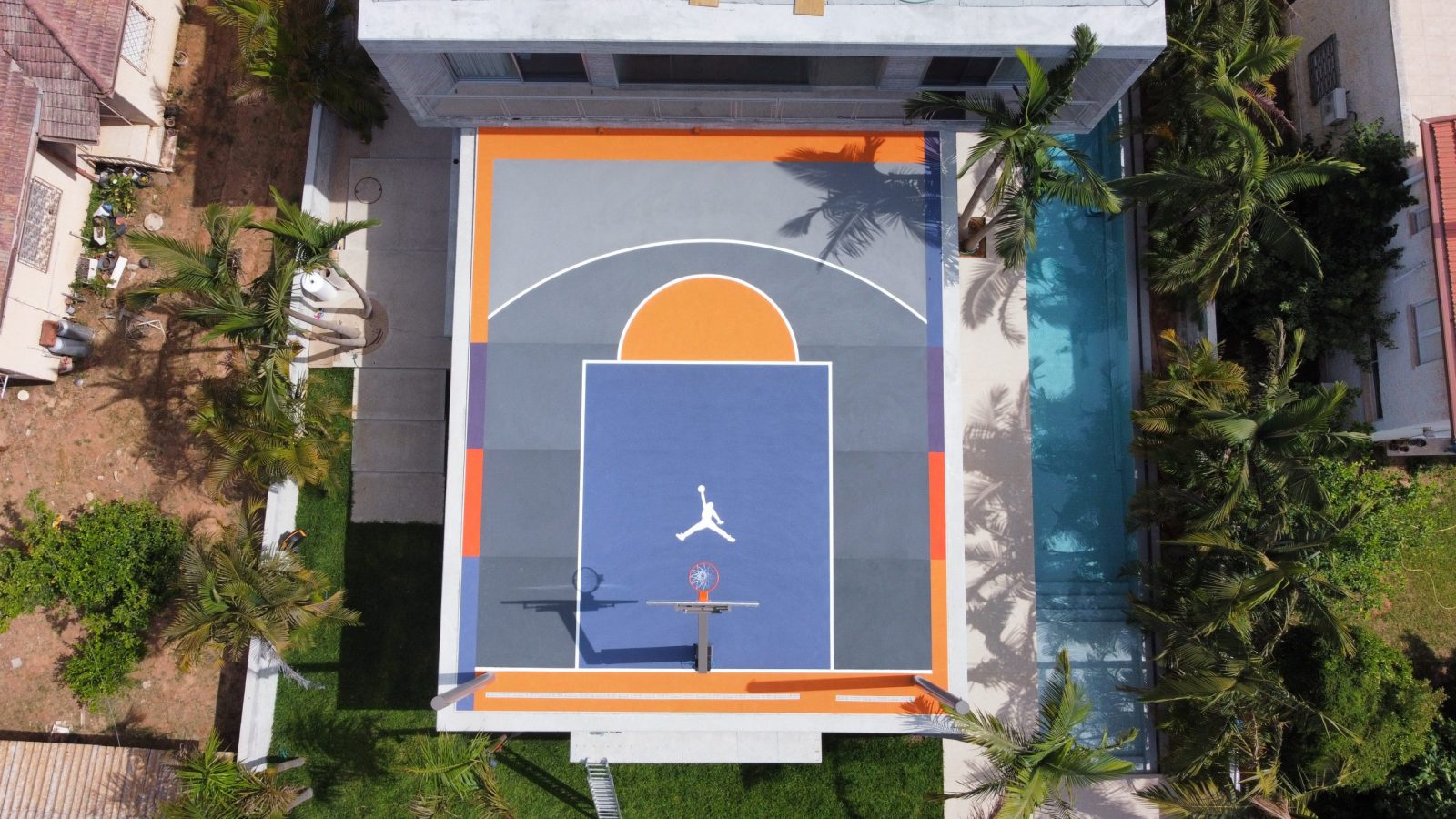 מגרש כדורסל בבית של שימי