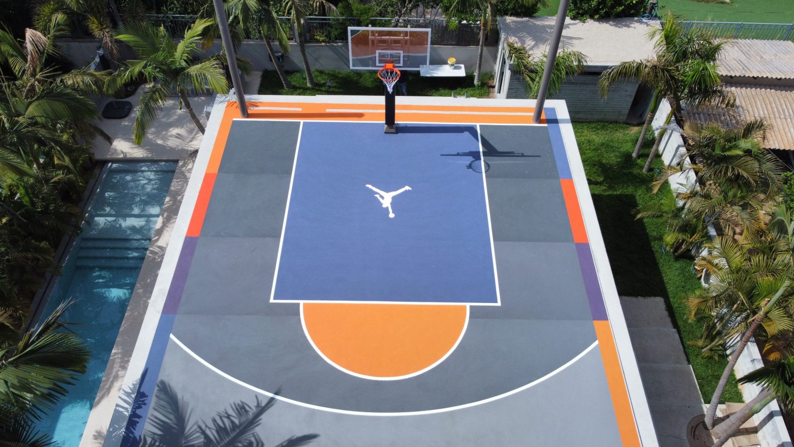 מגרש כדורסל בבית של שימי