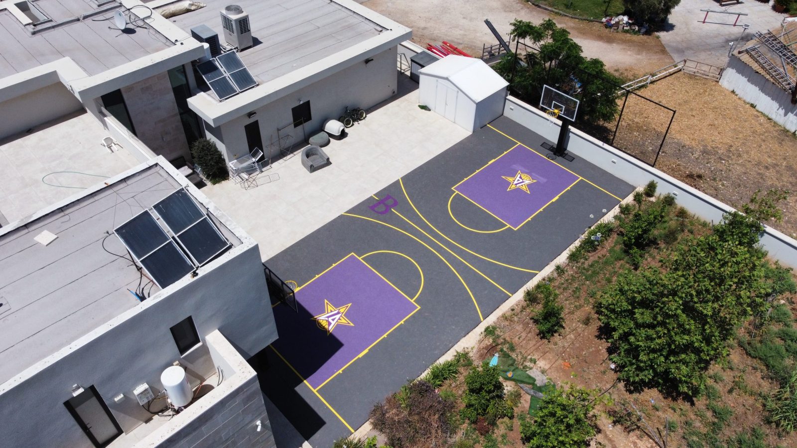 זירת כדורסל בבית של אורטל