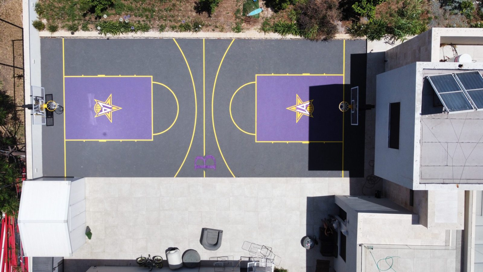 זירת כדורסל בבית של אורטל