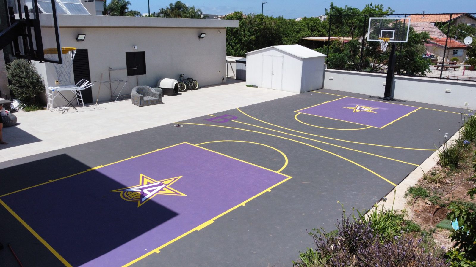 זירת כדורסל בבית של אורטל