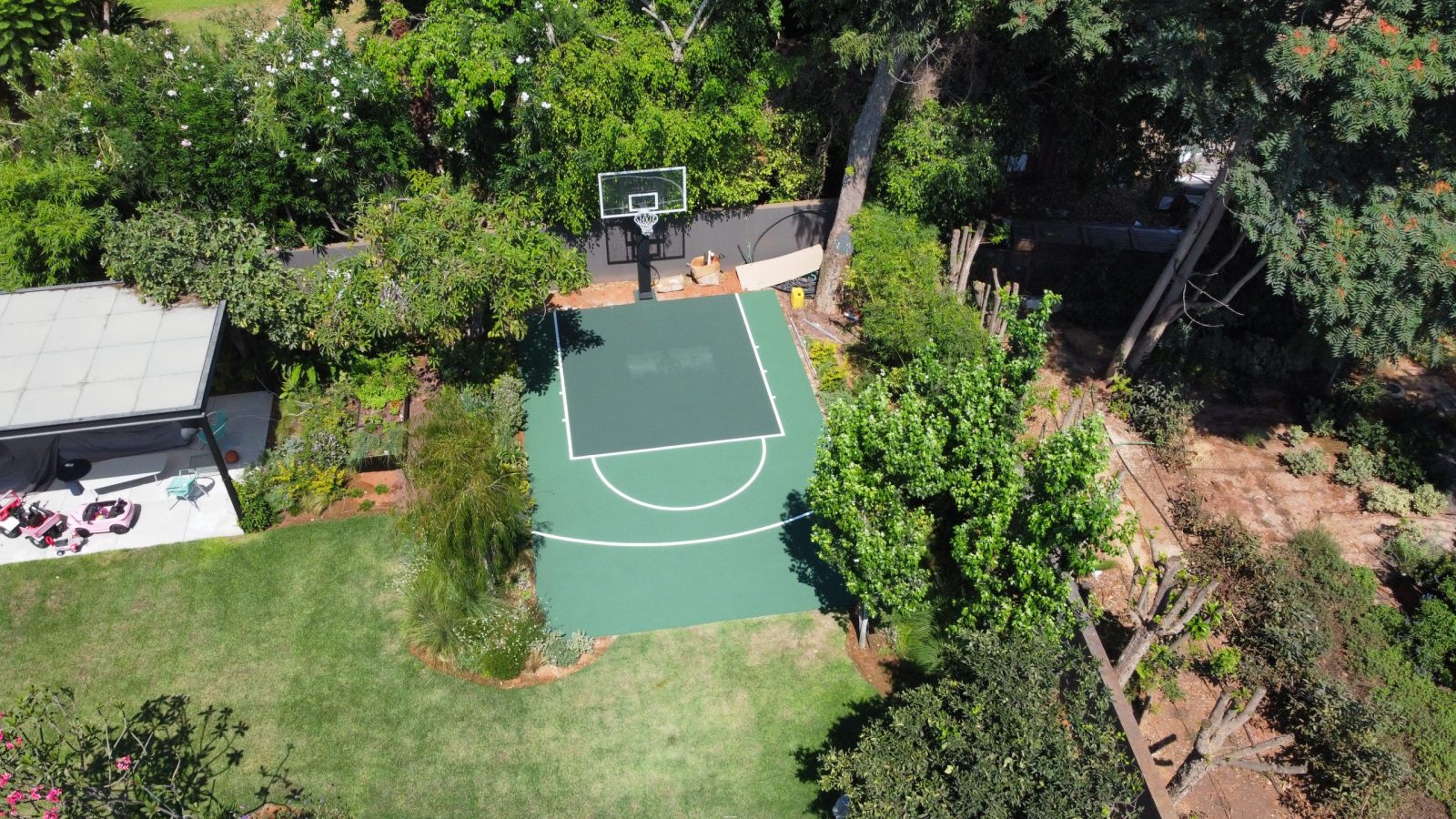 מגרש כדורסל בבית של סילבי