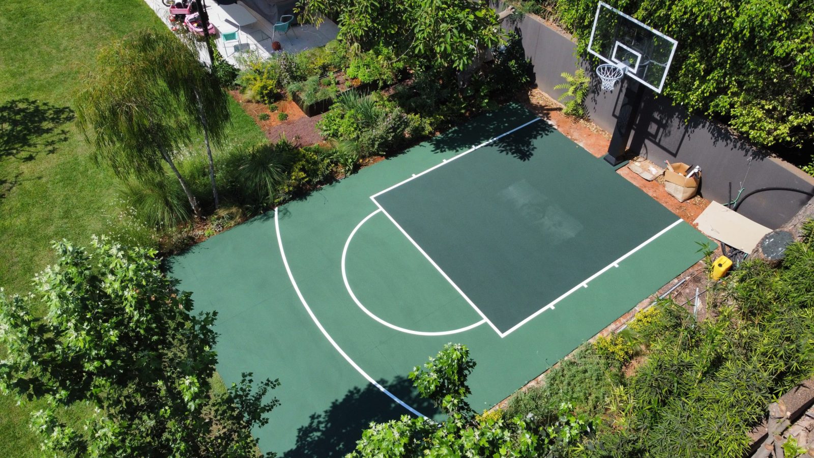 מגרש כדורסל בבית של סילבי