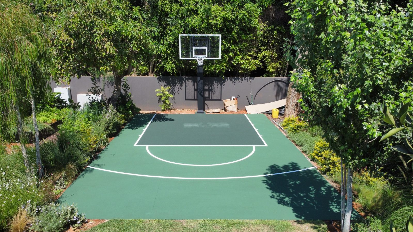 מגרש כדורסל בבית של סילבי