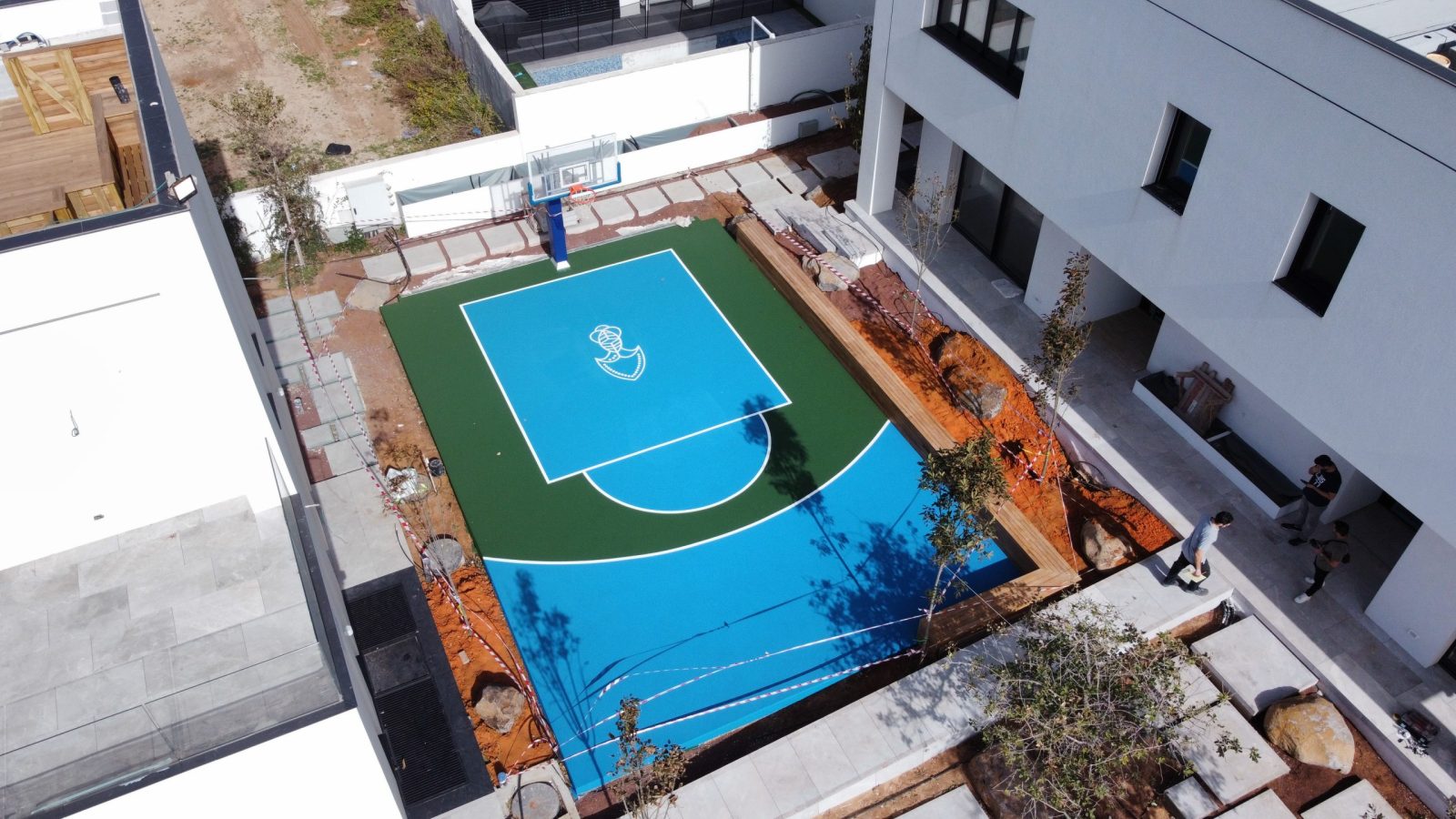 מגרש כדורסל בחצר של בר