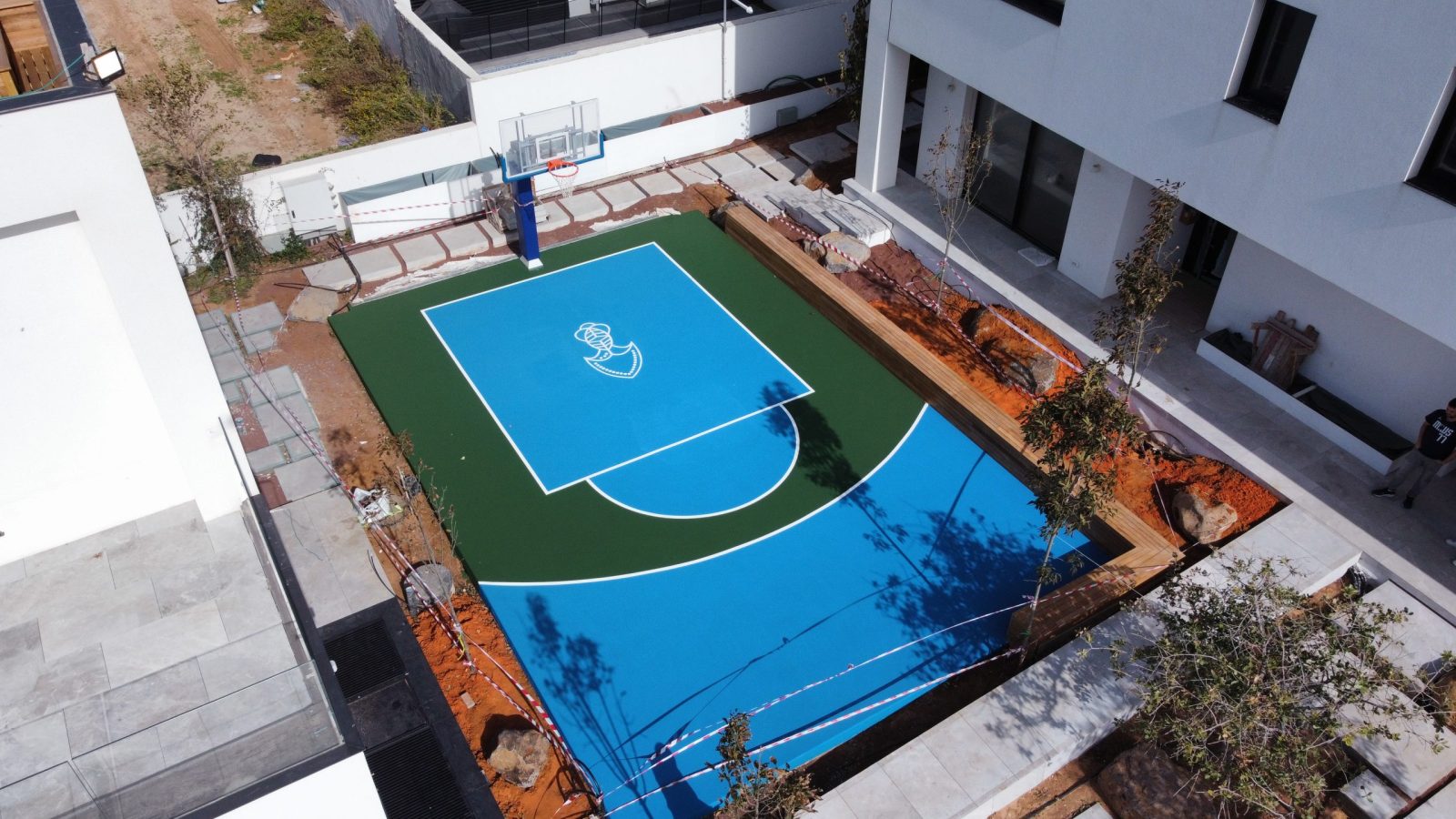 מגרש כדורסל בחצר של בר