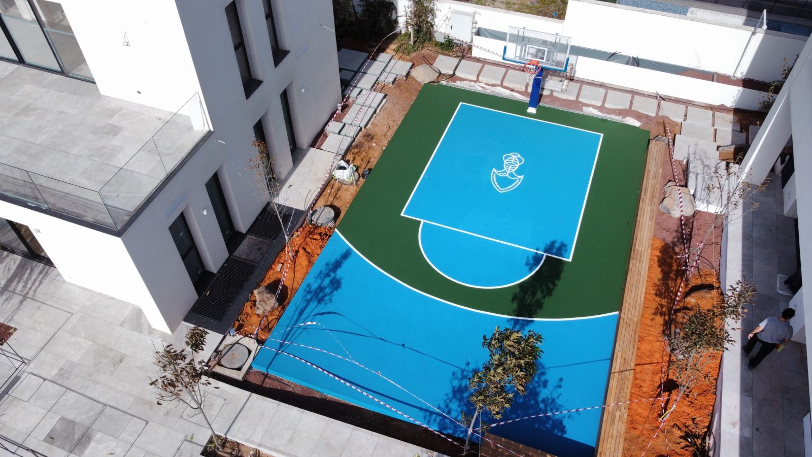 מגרש כדורסל בחצר של בר