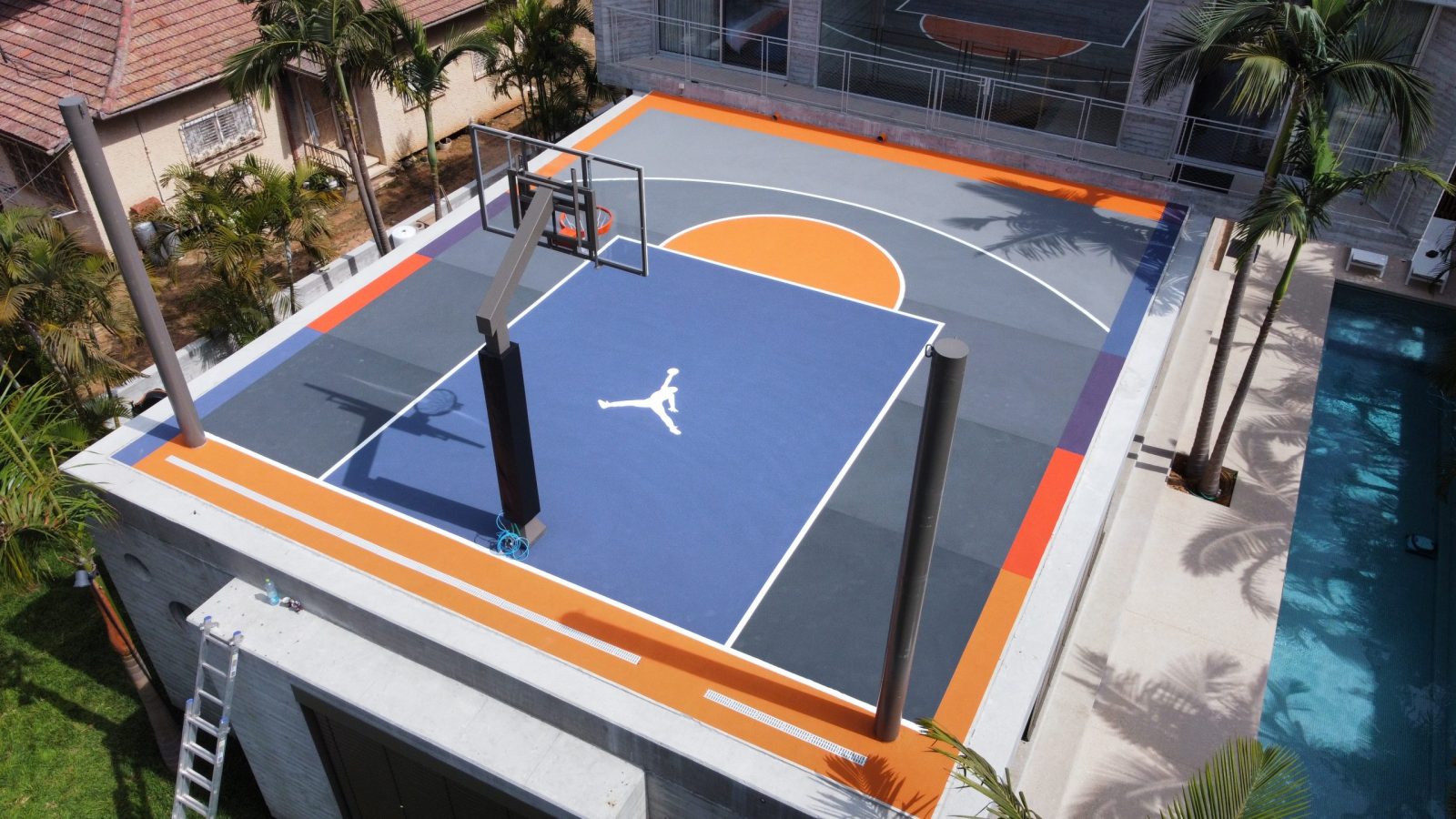 מגרש כדורסל בבית של שימי